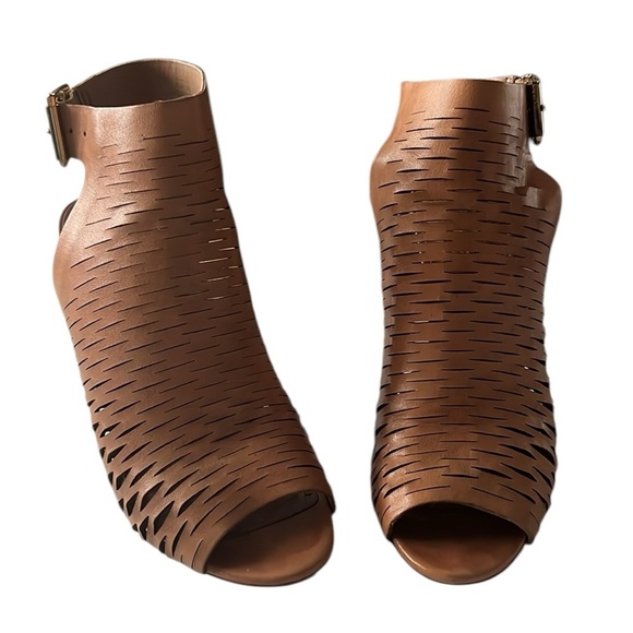 Vince Camuto strappy open toe Booties Heels
Size 8M - Picture 9 of 9